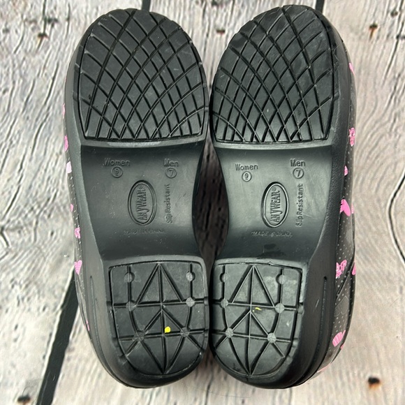ANYWEAR Black & Pink Hearts Breast Cancer Awareness Slip On Professional Clogs - Picture 15 of 17